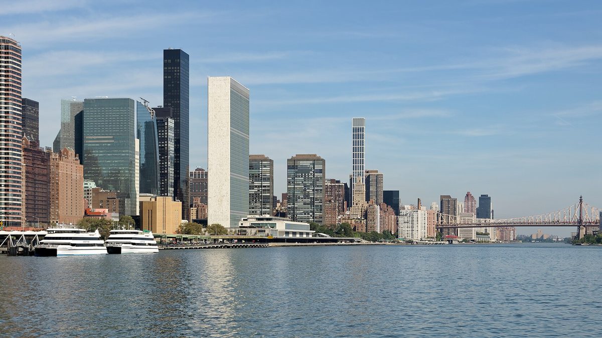 Sede de las Naciones Unidas junto al East River, en Nueva York